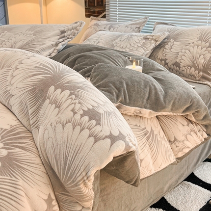 91家纺网 家纺一手货源 找家纺 2024新款A类高克重立体浮雕牛奶绒加厚保暖系列-四件套 烟花浅灰