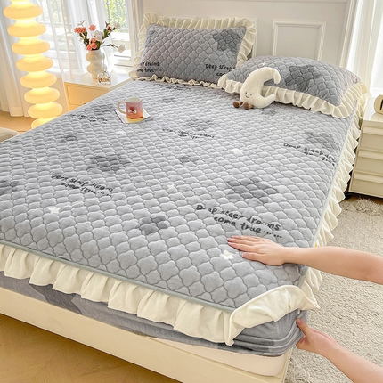 91家纺网 家纺一手货源 找家纺 康纳利 2024新款A类抗菌加厚牛奶绒夹棉花边款床笠看搭配同款四件套提供买家秀 幸运流星