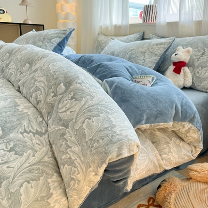 91家纺网 家纺一手货源 找家纺 莱茵家居 2024新款a类加厚立体雕花牛奶绒四件套 羽叶-蓝