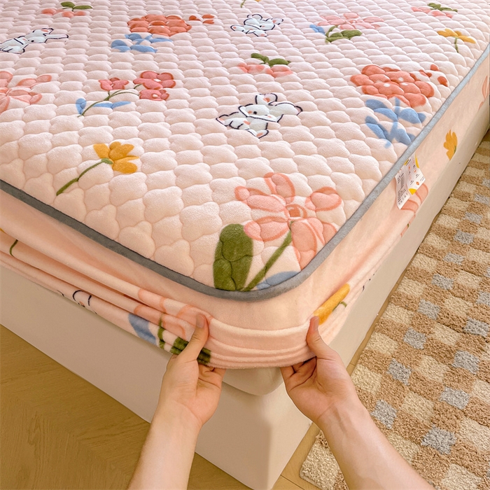 91家纺网 家纺一手货源 找家纺 康纳利 2024新款A类抗菌加厚牛奶绒印花夹棉包边床笠可搭配同款四件套提供买家秀 花间小兔