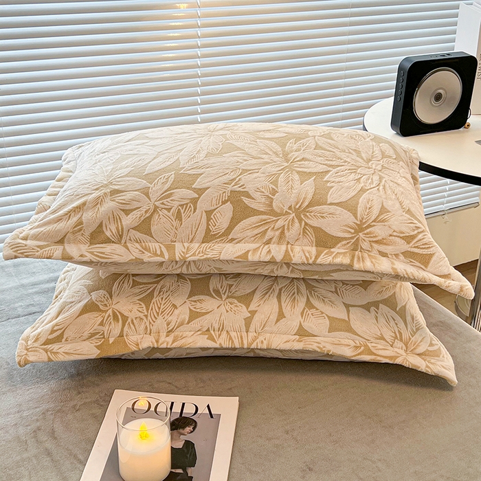 91家纺网 家纺一手货源 找家纺 2024新款A类高克重立体浮雕牛奶绒加厚保暖系列-枕套 春之物语绿灰