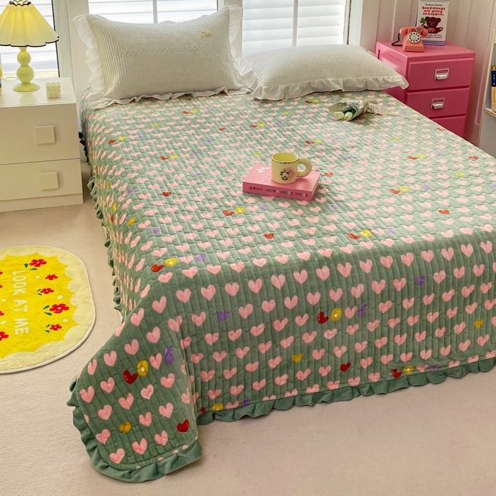 91家纺网 家纺一手货源 找家纺 胜权家纺 2024秋冬新款印花牛奶绒加厚保暖圆角花边夹棉床盖 多彩爱心绿