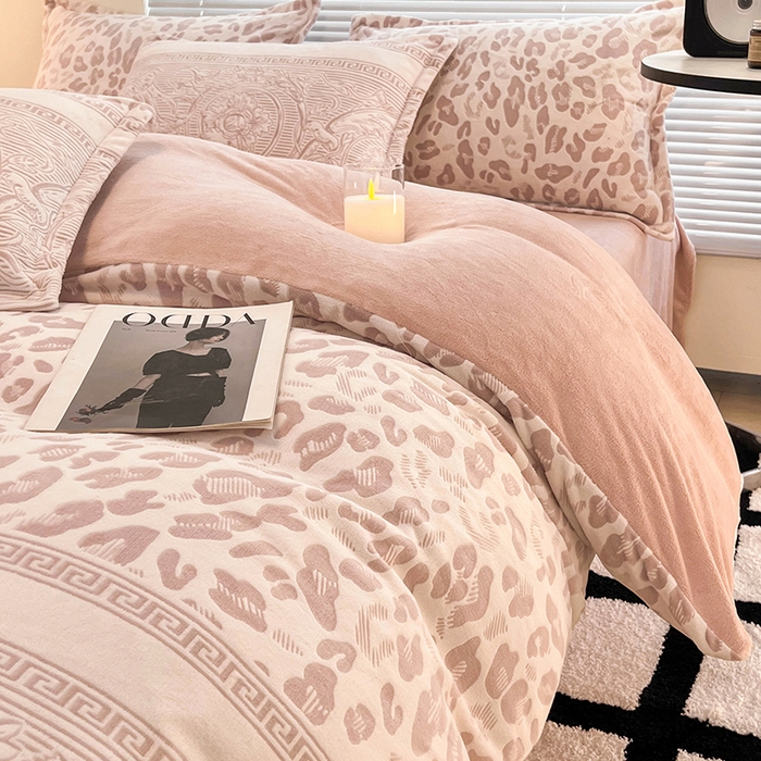 91家纺网 家纺一手货源 找家纺 2024新款A类高克重立体浮雕牛奶绒加厚保暖系列-四件套 豹纹粉