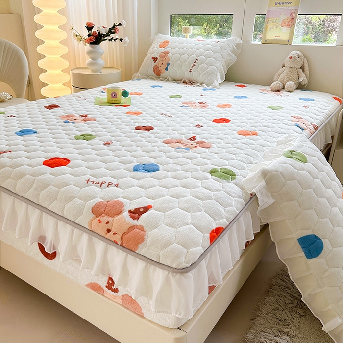 91家纺网 家纺一手货源 找家纺 伊人坊 2024冬季加厚牛奶绒花边夹棉床笠三件套纯色印花花边款床垫保护套 快乐小熊