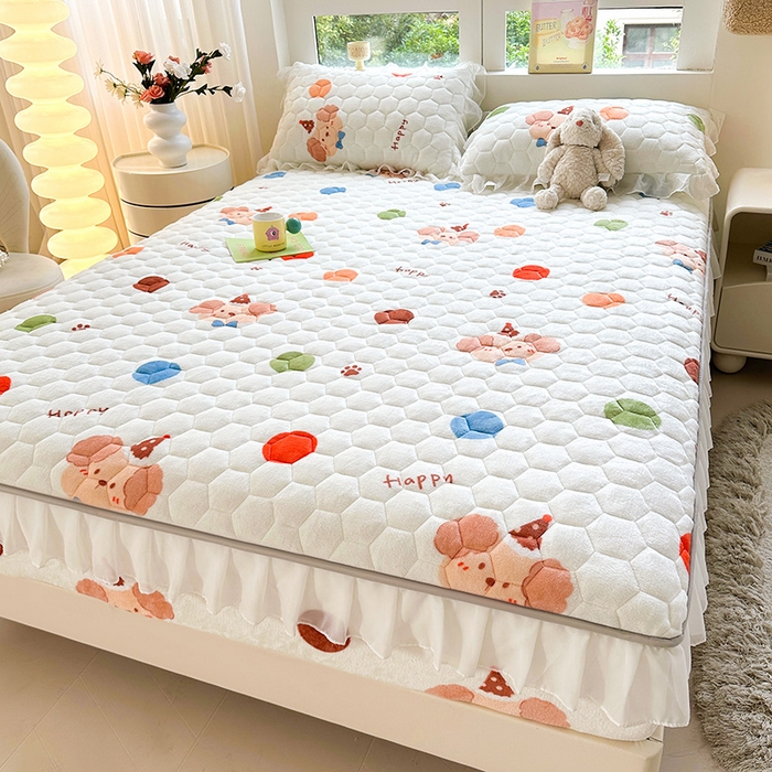 91家纺网 家纺一手货源 找家纺 伊人坊 2024冬季加厚牛奶绒花边夹棉床笠三件套纯色印花花边款床垫保护套 快乐小熊