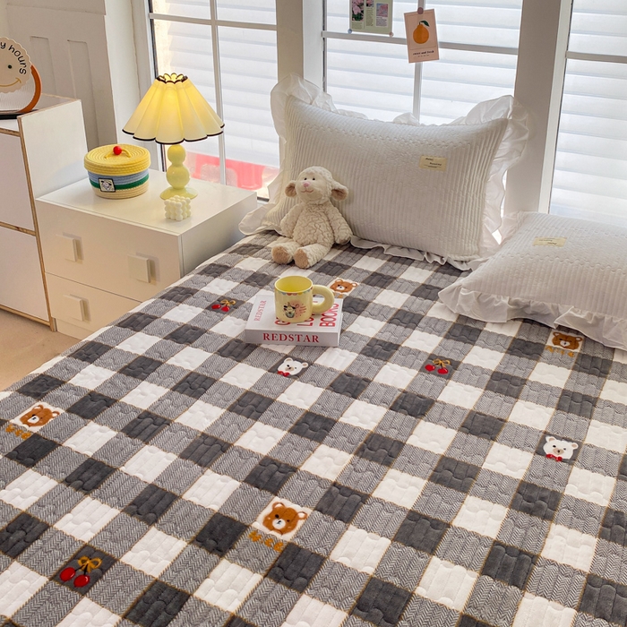 91家纺网 家纺一手货源 找家纺 胜权家纺 2024秋冬新款印花牛奶绒加厚保暖圆角花边夹棉床盖 绅士熊