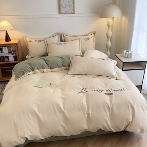 91家纺网 家纺一手货源 找家纺 菲梵家纺 2025新款纯色双拼全棉加厚磨毛刺绣款四件套（自然光场景） 奶昔白+抹茶绿