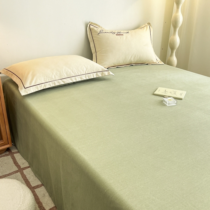 91家纺网 家纺一手货源 找家纺 菲梵家纺 2025新款纯色双拼全棉加厚磨毛刺绣款套单床单（自然光场景） 抹茶绿