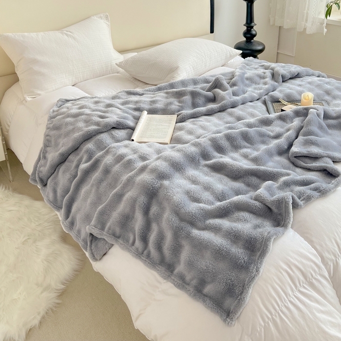 91家纺网 家纺一手货源 找家纺 羋多（原穆琪）2024新款高克重牛奶绒仿兔毛泡泡毛毯双面绒床单办公室多功能盖毯午睡沙发毯披肩毯 太空灰