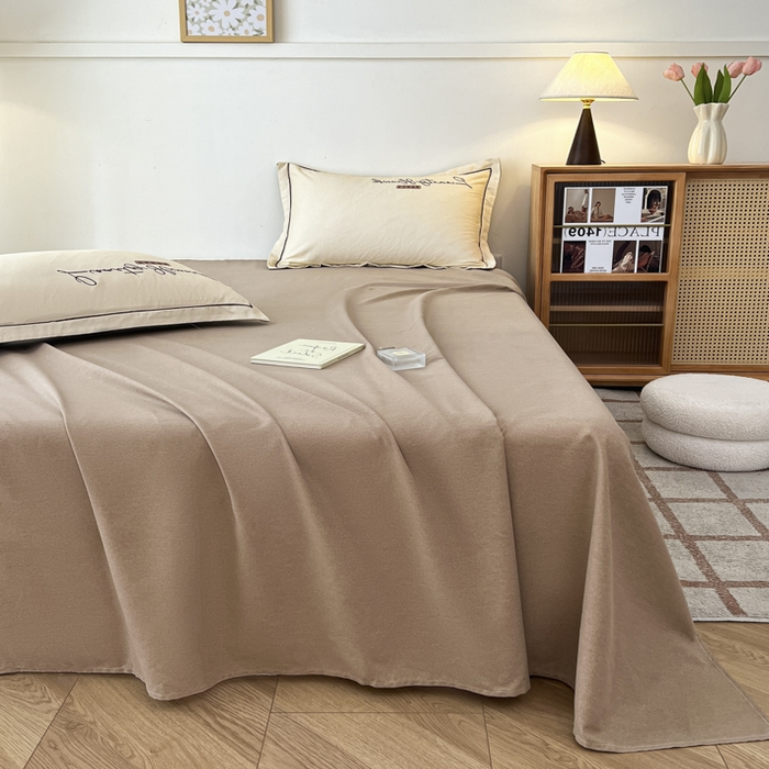 91家纺网 家纺一手货源 找家纺 菲梵家纺 2025新款纯色双拼全棉加厚磨毛刺绣款套单床单（自然光场景） 奶茶