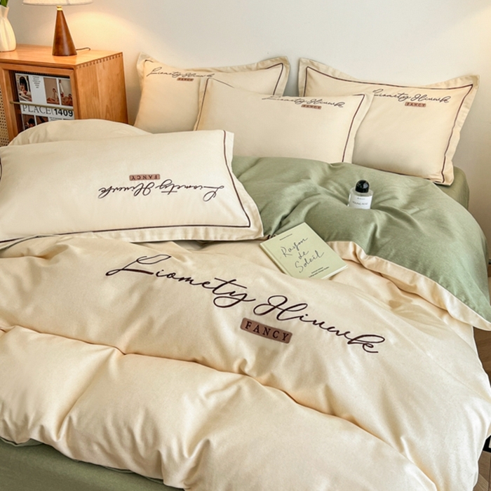 91家纺网 家纺一手货源 找家纺 菲梵家纺 2025新款纯色双拼全棉加厚磨毛刺绣款四件套（自然光场景） 奶昔白+抹茶绿