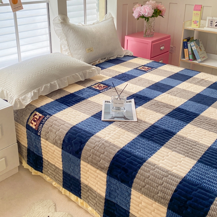 91家纺网 家纺一手货源 找家纺 胜权家纺 2024秋冬新款印花牛奶绒加厚保暖圆角花边夹棉床盖 蓝大格