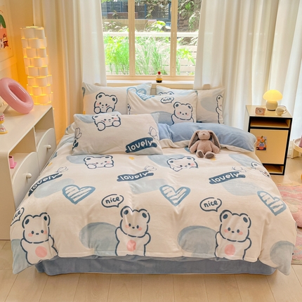 91家纺网 家纺一手货源 找家纺 铭宣家居 2024新款7斤小清新高克重牛奶绒印花四件套床单床笠款 爱心熊-蓝