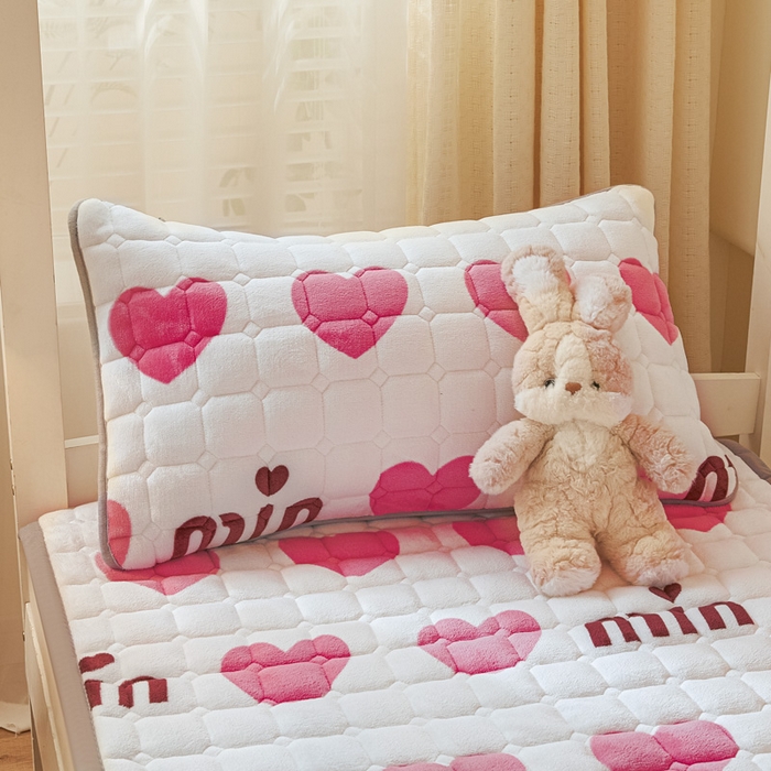 91家纺网 家纺一手货源 找家纺 卡伦家纺 2025新款A类牛奶绒夹棉加厚床垫学生宿舍单人床垫 甜蜜爱心