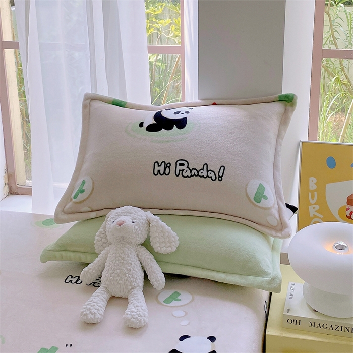 91家纺网 家纺一手货源 找家纺 凯儿家纺 2024新款A类牛奶绒印花枕套 熊猫宝贝