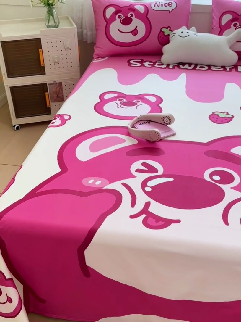 91家纺网 家纺一手货源 找家纺 名兮家居 2024新款大版经典奥特曼-三丽鸥全棉床单 【含防伪标】 乐乐草莓熊