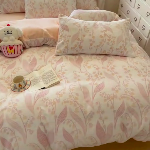 91家纺网 家纺一手货源 找家纺 高克重上色立体雕花牛奶绒着色烂花四件套宝宝绒婴儿绒秋冬加厚法兰绒珊瑚绒三件套 铃兰-粉