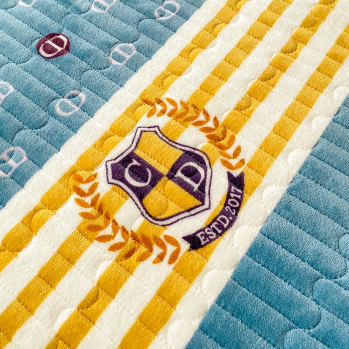 91家纺网 家纺一手货源 找家纺 胜权家纺 2024秋冬新款印花牛奶绒加厚保暖圆角花边夹棉床盖 海军CD