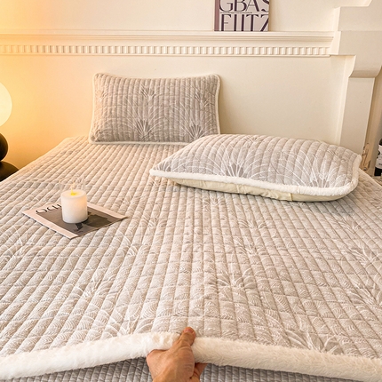 91家纺网 家纺一手货源 找家纺 （总）2024新款北极立体浮雕绒宽包边床垫