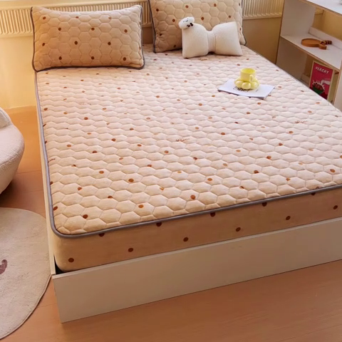 91家纺网 家纺一手货源 找家纺 情煊家纺 2024新款A类牛奶绒印花夹棉床垫 含情