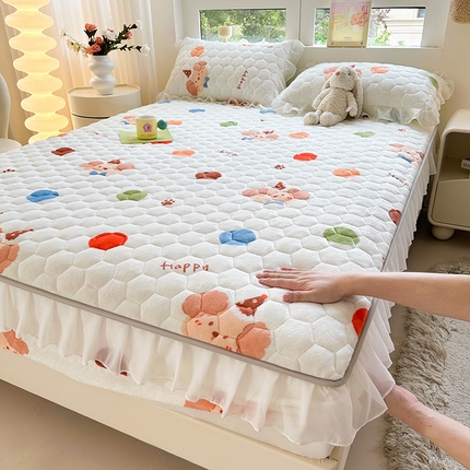 伊人坊 2024冬季加厚牛奶绒花边夹棉床笠三件套纯色印花花边款床垫保护套 快乐小熊