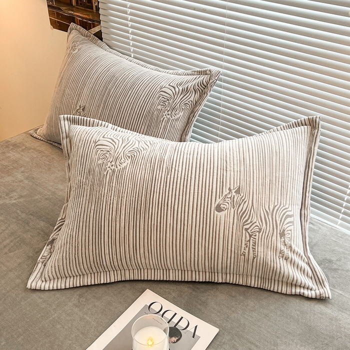 91家纺网 家纺一手货源 找家纺 2024新款A类高克重立体浮雕牛奶绒加厚保暖系列-枕套 斑马灰