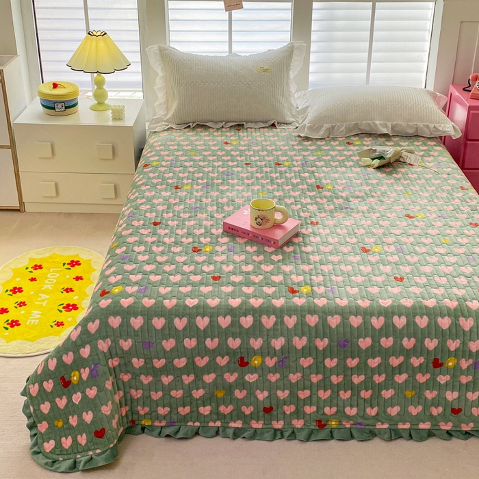 91家纺网 家纺一手货源 找家纺 胜权家纺 2024秋冬新款印花牛奶绒加厚保暖圆角花边夹棉床盖 多彩爱心绿