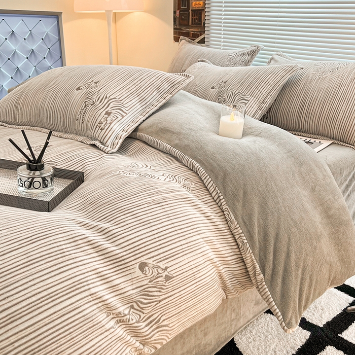 91家纺网 家纺一手货源 找家纺 2024新款A类高克重立体浮雕牛奶绒加厚保暖系列-枕套 斑马灰