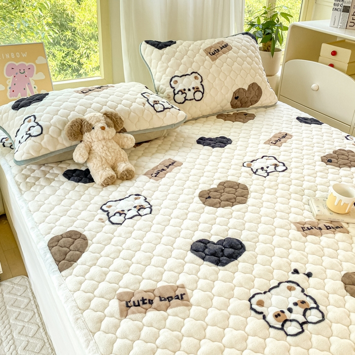 91家纺网 家纺一手货源 找家纺 康纳利 2024新款人气款A类牛奶绒印花夹棉床垫 哈尼小熊