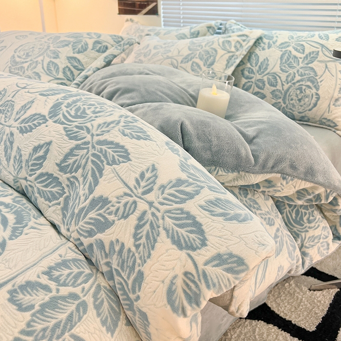 91家纺网 家纺一手货源 找家纺 2024新款A类高克重立体浮雕牛奶绒加厚保暖系列-四件套 爱意浓蓝