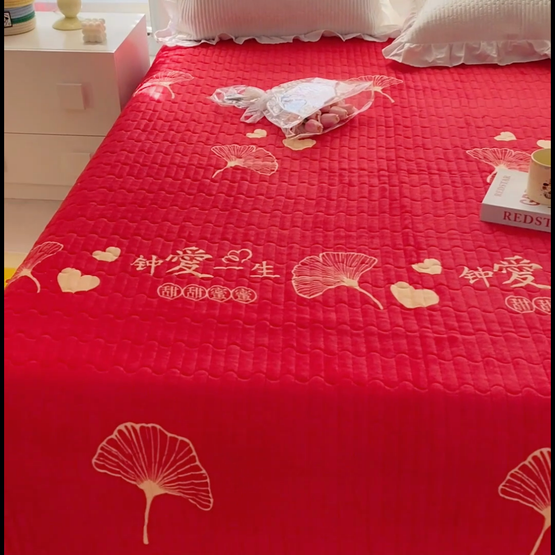 91家纺网 家纺一手货源 找家纺 胜权家纺 2024秋冬新款印花牛奶绒加厚保暖圆角花边夹棉床盖 钟爱一生红
