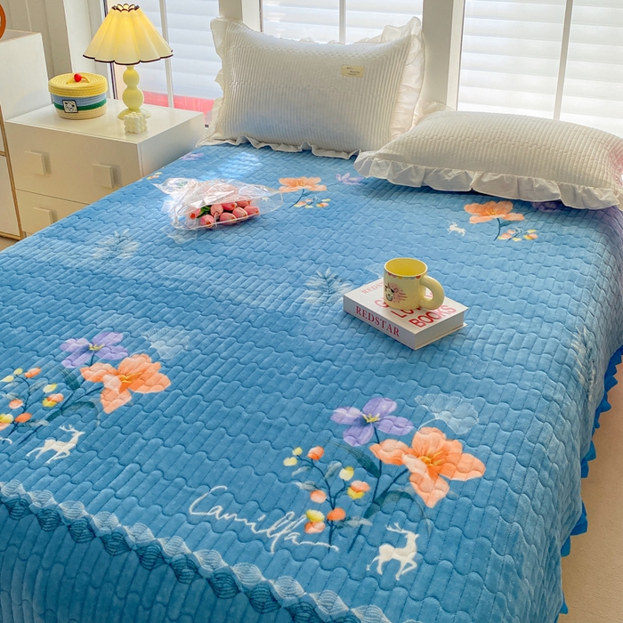 91家纺网 家纺一手货源 找家纺 胜权家纺 2024秋冬新款印花牛奶绒加厚保暖圆角花边夹棉床盖 麋鹿生花兰