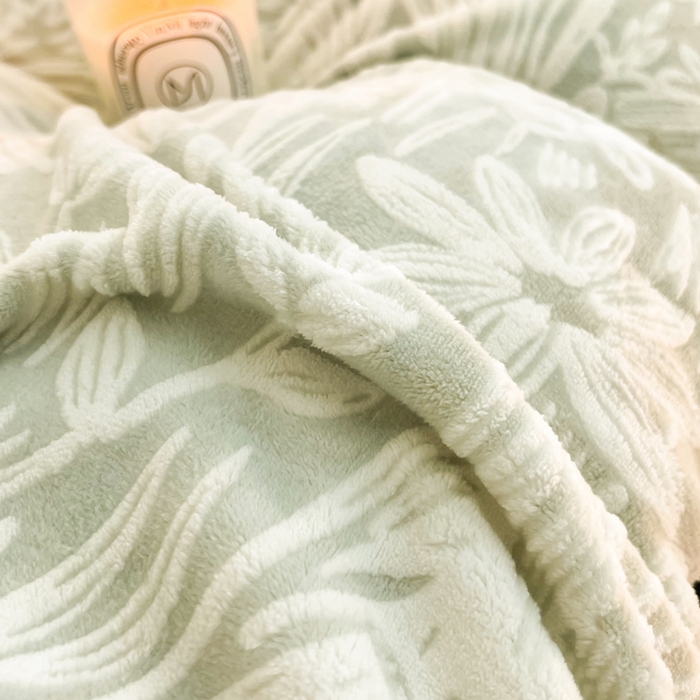 91家纺网 家纺一手货源 找家纺 2024新款A类高克重立体浮雕牛奶绒加厚保暖系列-被套 花语绿灰