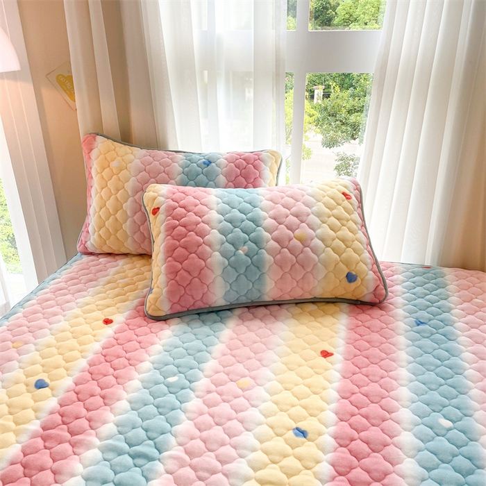 91家纺网 家纺一手货源 找家纺 康纳利 2024新款A类抗菌加厚牛奶绒印花夹棉包边床笠可搭配同款四件套提供买家秀 彩虹草莓