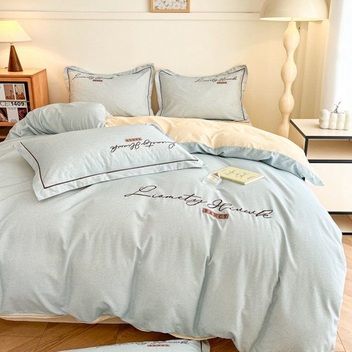 91家纺网 家纺一手货源 找家纺 菲梵家纺 2025新款纯色双拼全棉加厚磨毛刺绣款四件套（自然光场景） 天空蓝+奶昔白