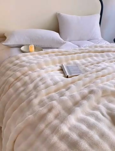 91家纺网 家纺一手货源 找家纺 羋多（原穆琪）2024新款高克重牛奶绒仿兔毛泡泡毛毯双面绒床单办公室多功能盖毯午睡沙发毯披肩毯 月光白