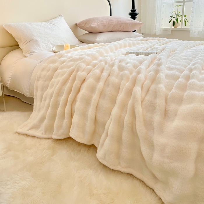 91家纺网 家纺一手货源 找家纺 羋多（原穆琪）2024新款高克重牛奶绒仿兔毛泡泡毛毯双面绒床单办公室多功能盖毯午睡沙发毯披肩毯 月光白