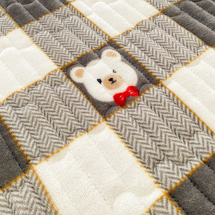 91家纺网 家纺一手货源 找家纺 胜权家纺 2024秋冬新款印花牛奶绒加厚保暖圆角花边夹棉床盖 绅士熊