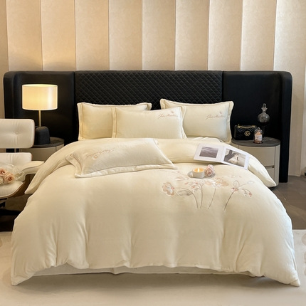 91家纺网 家纺一手货源 找家纺 诺梵家纺 2025新款牛奶绒绣花绒四件套 伊莉莎-米白