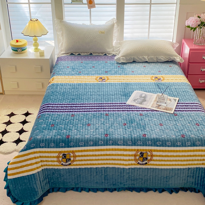 91家纺网 家纺一手货源 找家纺 胜权家纺 2024秋冬新款印花牛奶绒加厚保暖圆角花边夹棉床盖 海军CD