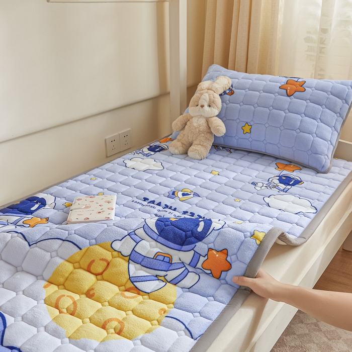 91家纺网 家纺一手货源 找家纺 卡伦家纺 2025新款A类牛奶绒夹棉加厚床垫学生宿舍单人床垫 傲游太空