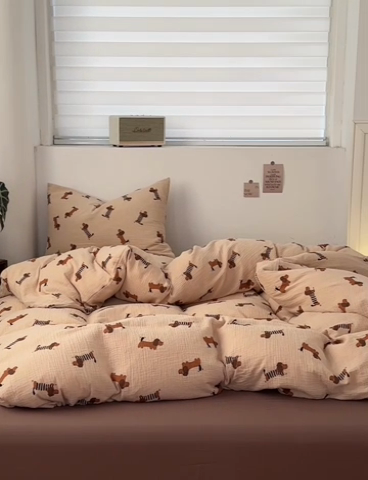 91家纺网 家纺一手货源 找家纺 洋铭区（原狠狠爱） 2024新款皱皱纱四件套 腊肠狗狗