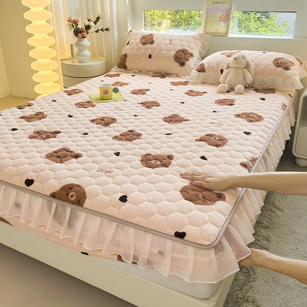 91家纺网 家纺一手货源 找家纺 伊人坊 2024冬季加厚牛奶绒花边夹棉床笠三件套纯色印花花边款床垫保护套 小棕熊