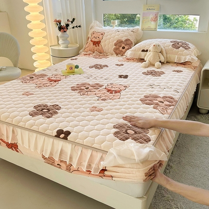 91家纺网 家纺一手货源 找家纺 伊人坊 2024冬季加厚牛奶绒花边夹棉床笠三件套纯色印花花边款床垫保护套 英伦花熊