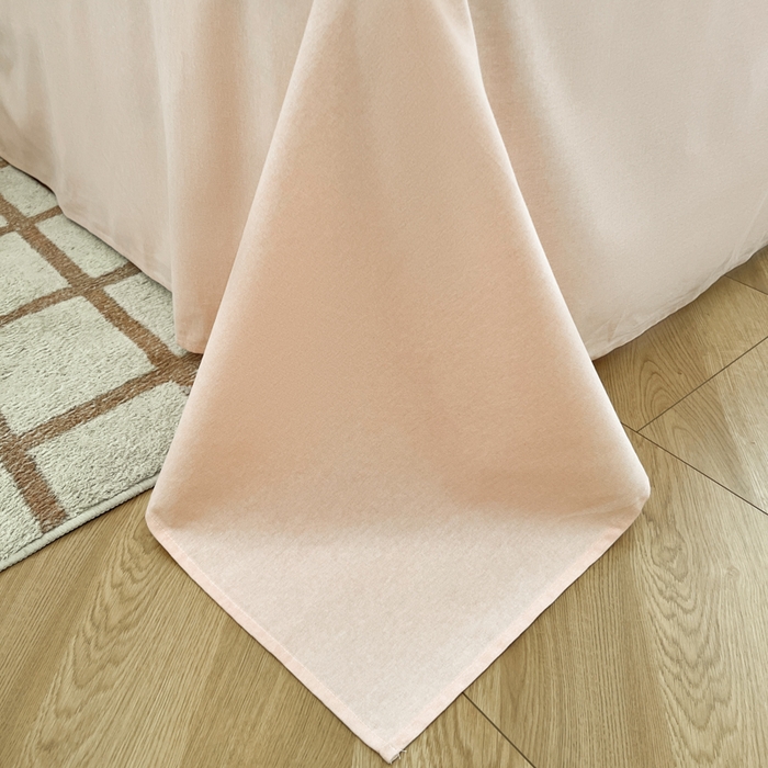 91家纺网 家纺一手货源 找家纺 菲梵家纺 2025新款纯色双拼全棉加厚磨毛刺绣款套单床单（自然光场景） 少女粉