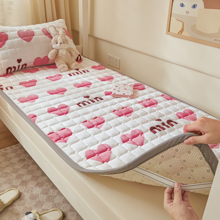 91家纺网 家纺一手货源 找家纺 卡伦家纺 2025新款A类牛奶绒夹棉加厚床垫学生宿舍单人床垫 甜蜜爱心