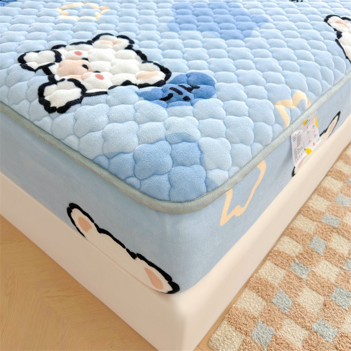 91家纺网 家纺一手货源 找家纺 康纳利 2024新款A类抗菌加厚牛奶绒印花夹棉包边床笠可搭配同款四件套提供买家秀 幸运熊