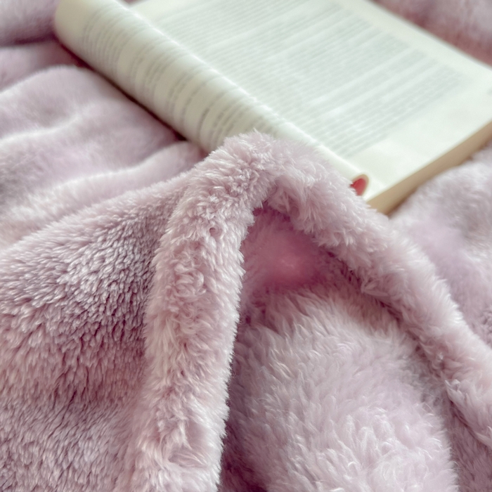 91家纺网 家纺一手货源 找家纺 羋多（原穆琪）2024新款高克重牛奶绒仿兔毛泡泡毛毯双面绒床单办公室多功能盖毯午睡沙发毯披肩毯 烟紫