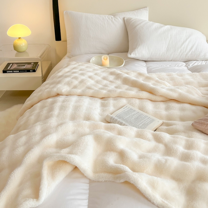 91家纺网 家纺一手货源 找家纺 羋多（原穆琪）2024新款高克重牛奶绒仿兔毛泡泡毛毯双面绒床单办公室多功能盖毯午睡沙发毯披肩毯 月光白