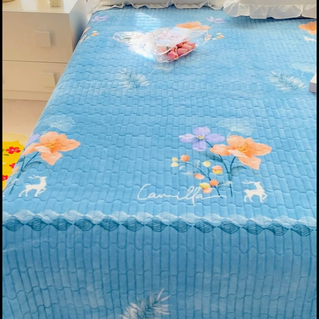 91家纺网 家纺一手货源 找家纺 胜权家纺 2024秋冬新款印花牛奶绒加厚保暖圆角花边夹棉床盖 麋鹿生花兰